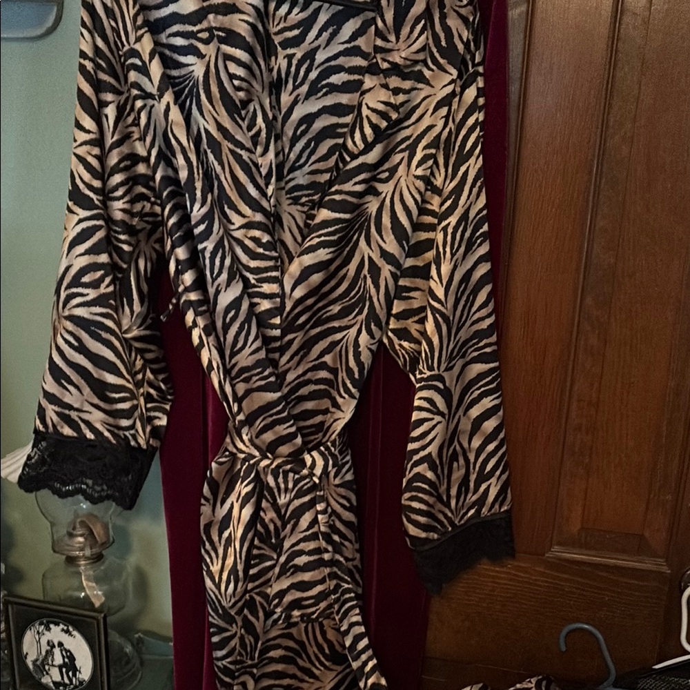Chic Zebra Print Robe with Lace Trim